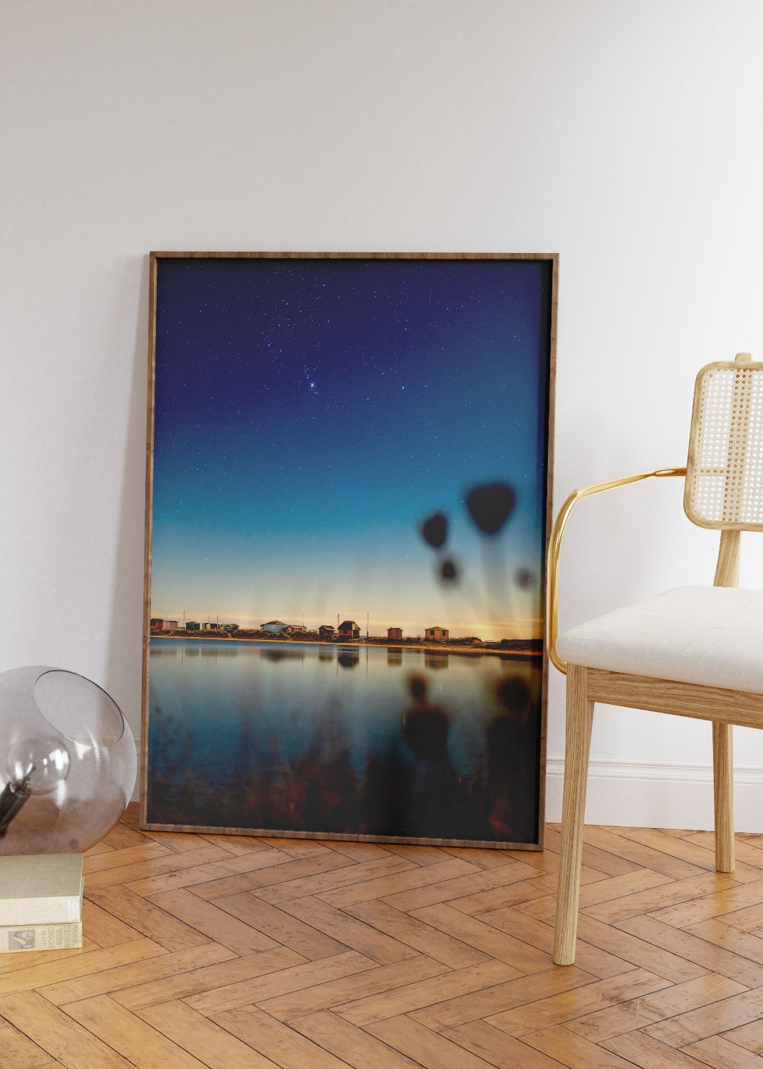 Indrammet billede af Eriks Hale, Ærø stående op af væggen