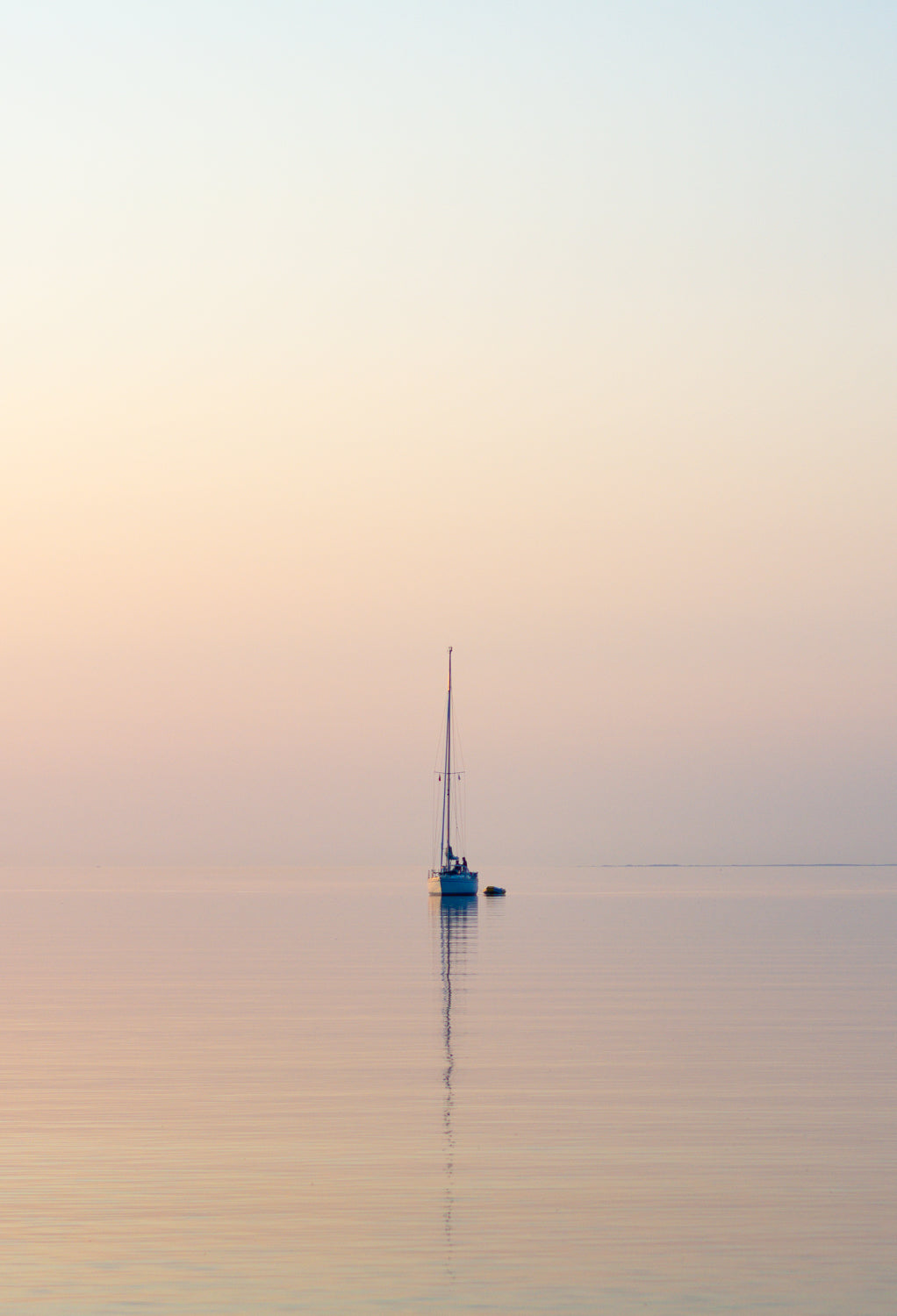 På billedet her går horisonten næsten i ét med himlen, og et væld af sarte pastel farver overtager havets overflade. Taget fra Vesterstrand, Ærøskøbing på ÆRø