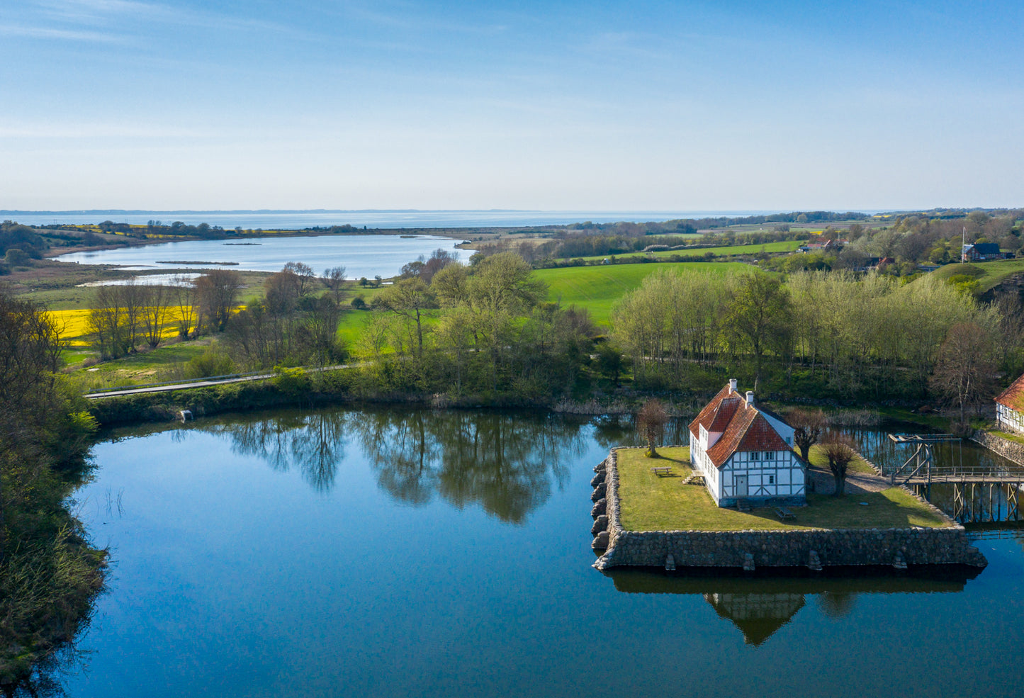 Søbygaard og Vitsø. Det stille blå vand og grønne marker omkranser de gamle bygninger på næsten eventyrlig vis.