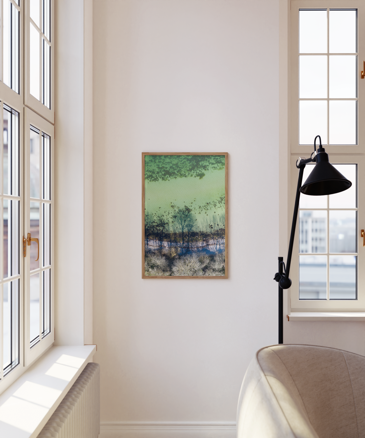 skelhave plakat hængende i lyst rum mellem to vinduer