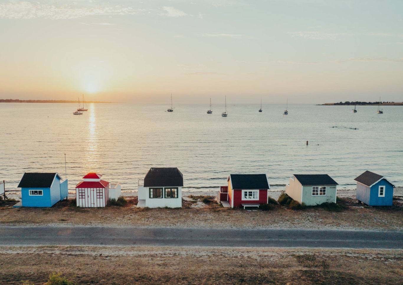 Et vandret kig på seks badehuse på Vesterstrand i Ærøskøbing på Ærø