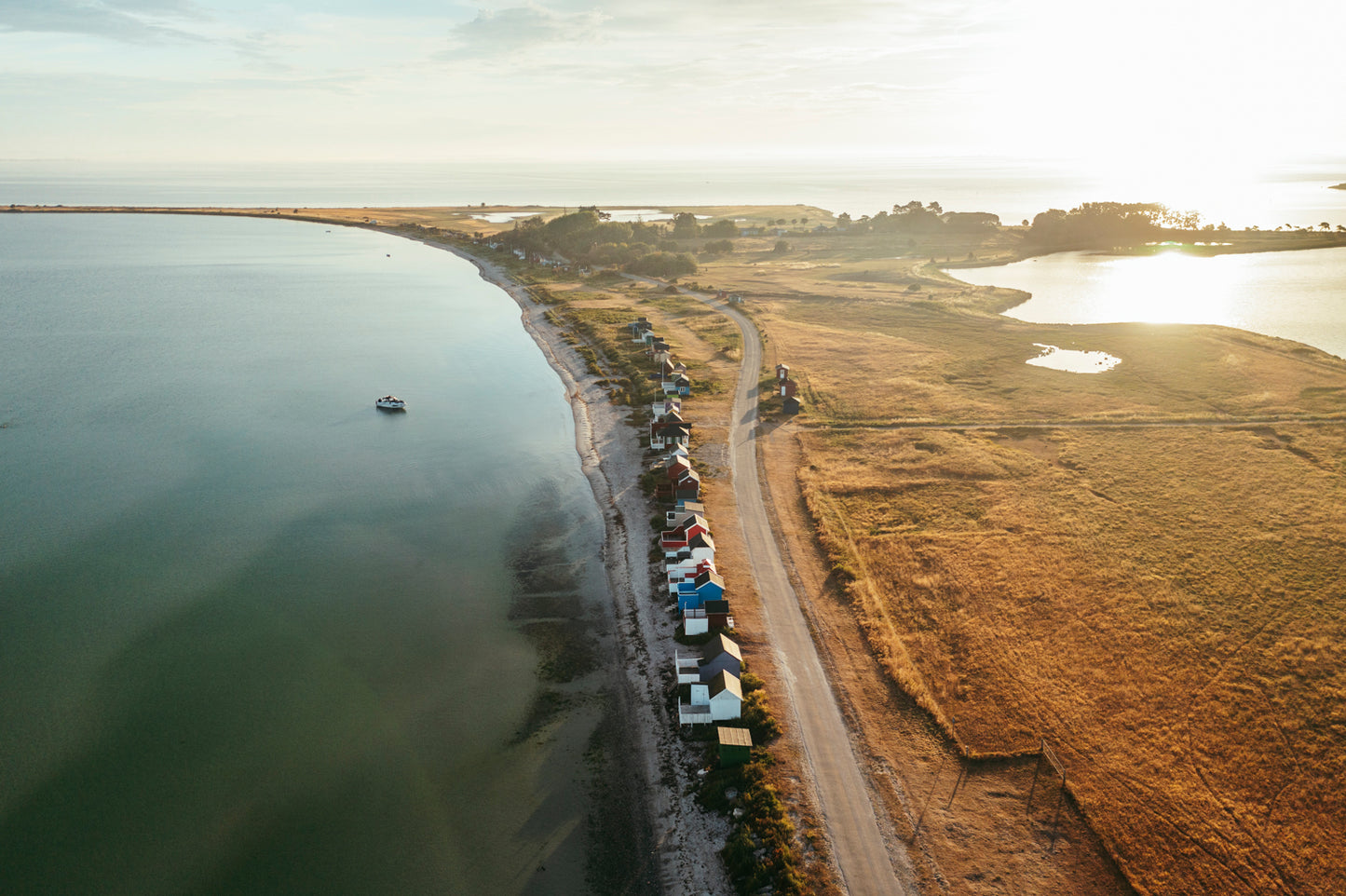 Vidunderlige Vesterstrand i Eventyrbyen Ærøskøbing observeret fra oven på en smuk og stille sommermorgen, hvor endnu kun solen er stået op og den benytter de rolige morgentimer til at male gyldne stråler over det uforstyrrede landskab. Edit alt text