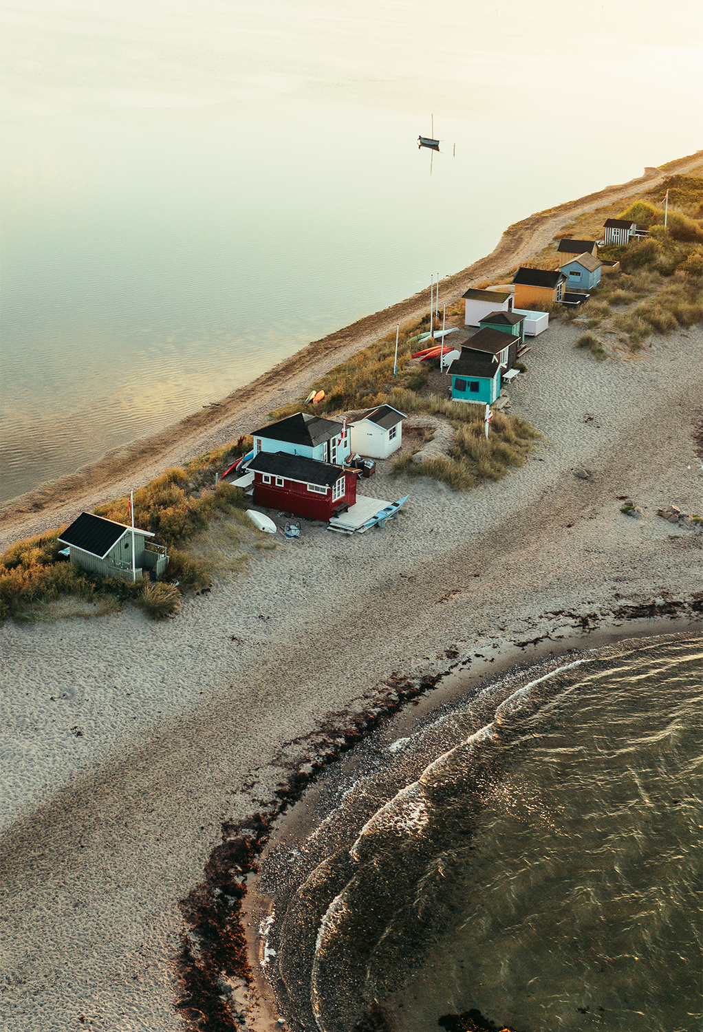 Eriks Hale strand i Marstal på Ærø med havet på begge sider. Set fra oven en helt stille morgenstund